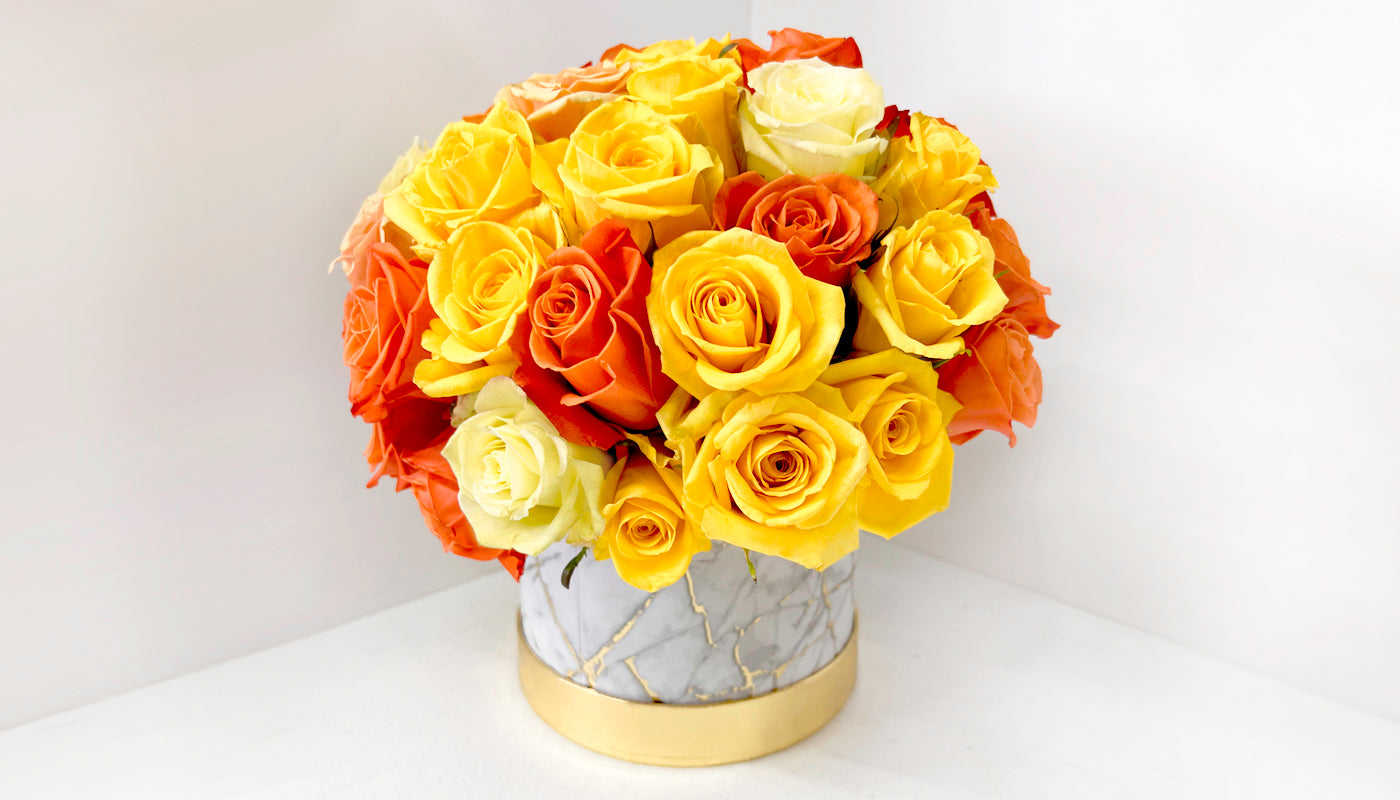 Summer roses golden vase ~ Vase dorada de solo rosas