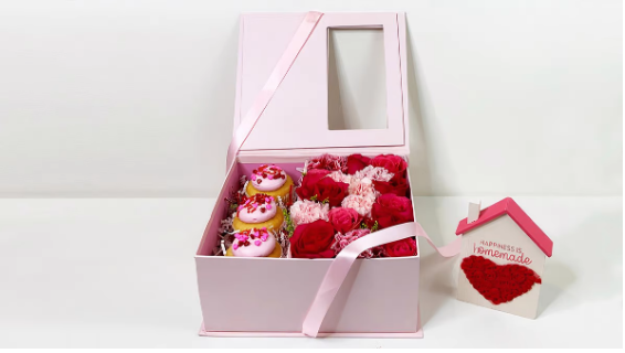 Big Pink square box with cupcakes and flowers ~ Caja grande rosada con ponques y flores