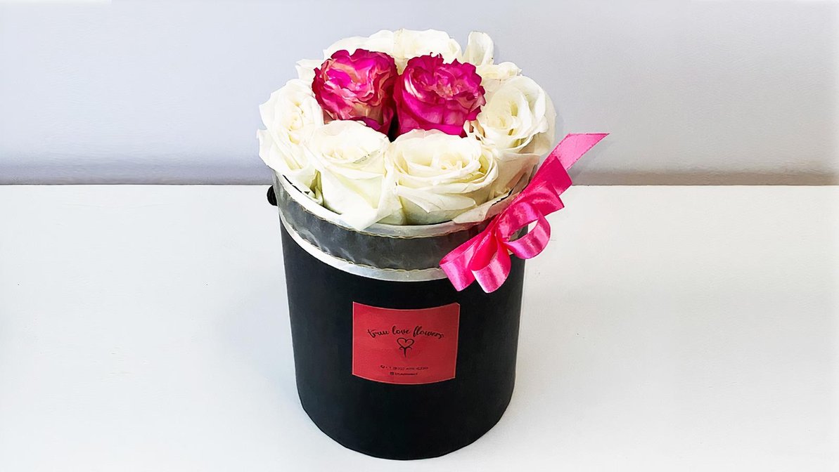 Black Round Box with roses ~ Caja negra con rosas