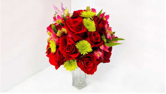 Roses without stem in glass vase