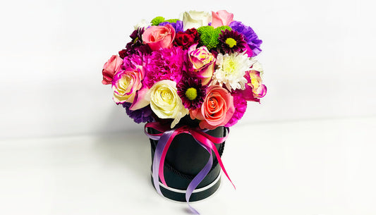 Black round box with flower mix ~ Caja negra redonda con combinacion de flores