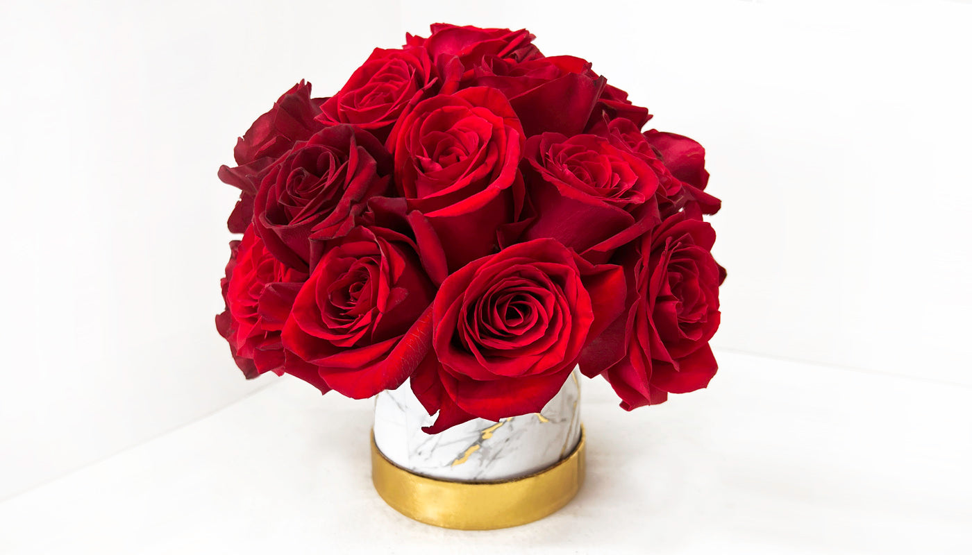 Red roses in golden vase ~ Rosas rojas en base dorada