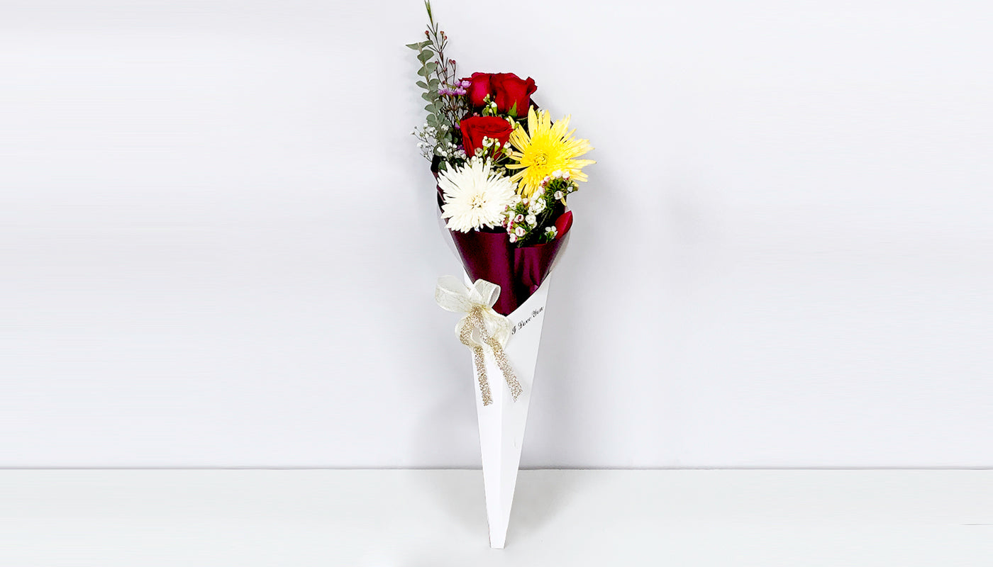 White box flower bunch with flower paper ~ Ramillete en caja blanca con papel de flores