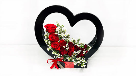 Black Heart-Shape Box with Roses~ Caja corazon negra con flores